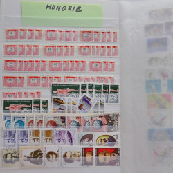 Vrac philatélique de timbres du monde neufs et oblitérés en un carton.