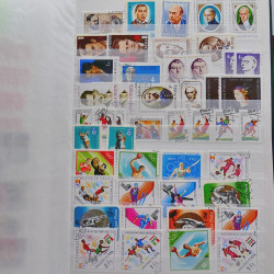 Vrac philatélique de timbres du monde neufs et oblitérés en un carton.