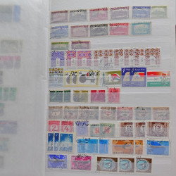 Vrac philatélique de timbres du monde neufs et oblitérés en un carton.