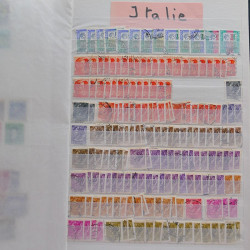 Vrac philatélique de timbres du monde neufs et oblitérés en un carton.