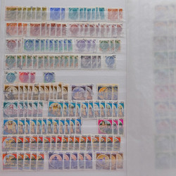 Vrac philatélique de timbres du monde neufs et oblitérés en un carton.