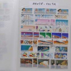 Vrac philatélique de timbres du monde neufs et oblitérés en un carton.