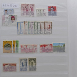 Vrac philatélique de timbres du monde neufs et oblitérés en un carton.