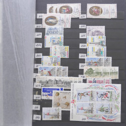 Vrac philatélique de timbres du monde neufs et oblitérés en un carton.