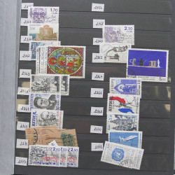 Vrac philatélique de timbres du monde neufs et oblitérés en un carton.