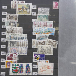 Vrac philatélique de timbres du monde neufs et oblitérés en un carton.