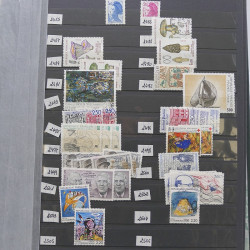 Vrac philatélique de timbres du monde neufs et oblitérés en un carton.