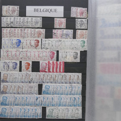 Vrac philatélique de timbres du monde neufs et oblitérés en un carton.