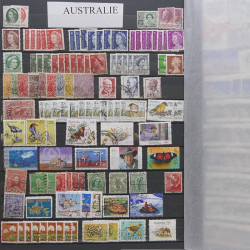 Vrac philatélique de timbres du monde neufs et oblitérés en un carton.