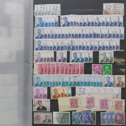 Vrac philatélique de timbres du monde neufs et oblitérés en un carton.