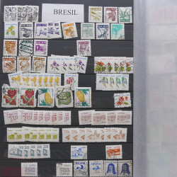 Vrac philatélique de timbres du monde neufs et oblitérés en un carton.