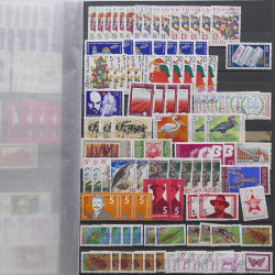 Vrac philatélique de timbres du monde neufs et oblitérés en un carton.