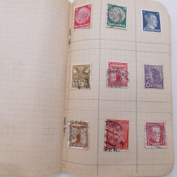 Vrac philatélique de timbres du monde neufs et oblitérés en un carton.