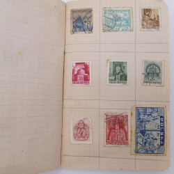 Vrac philatélique de timbres du monde neufs et oblitérés en un carton.