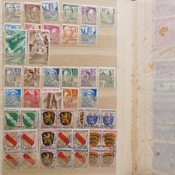 Vrac philatélique de timbres du monde neufs et oblitérés en un carton.