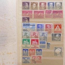 Vrac philatélique de timbres du monde neufs et oblitérés en un carton.