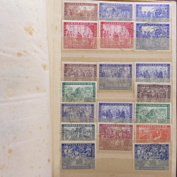 Vrac philatélique de timbres du monde neufs et oblitérés en un carton.
