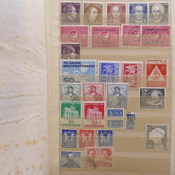 Vrac philatélique de timbres du monde neufs et oblitérés en un carton.