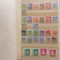 Vrac philatélique de timbres du monde neufs et oblitérés en un carton.