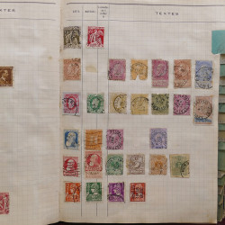Vrac philatélique de timbres du monde neufs et oblitérés en un carton.