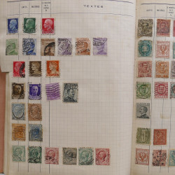 Vrac philatélique de timbres du monde neufs et oblitérés en un carton.