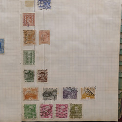 Vrac philatélique de timbres du monde neufs et oblitérés en un carton.