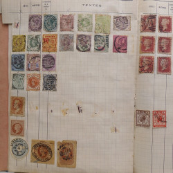 Vrac philatélique de timbres du monde neufs et oblitérés en un carton.