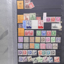 Vrac philatélique de timbres du monde neufs et oblitérés en un carton.