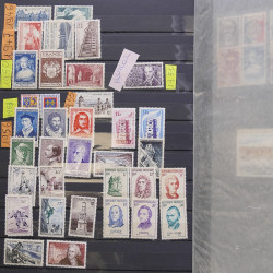 Vrac philatélique de timbres du monde neufs et oblitérés en un carton.