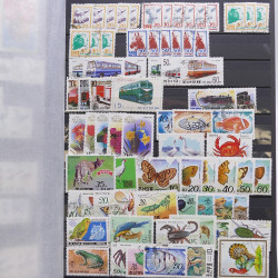 Vrac philatélique de timbres du monde neufs et oblitérés en un carton.