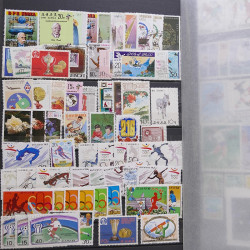 Vrac philatélique de timbres du monde neufs et oblitérés en un carton.