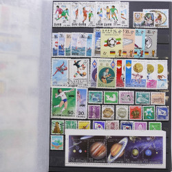 Vrac philatélique de timbres du monde neufs et oblitérés en un carton.