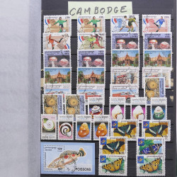 Vrac philatélique de timbres du monde neufs et oblitérés en un carton.