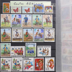 Vrac philatélique de timbres du monde neufs et oblitérés en un carton.