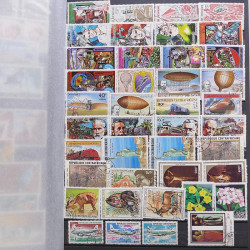 Vrac philatélique de timbres du monde neufs et oblitérés en un carton.