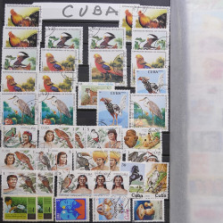 Vrac philatélique de timbres du monde neufs et oblitérés en un carton.