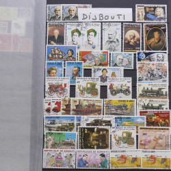 Vrac philatélique de timbres du monde neufs et oblitérés en un carton.