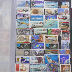 Vrac philatélique de timbres du monde neufs et oblitérés en un carton.