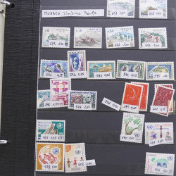 Vrac philatélique de timbres du monde neufs et oblitérés en un carton.