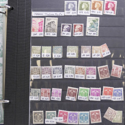 Vrac philatélique de timbres du monde neufs et oblitérés en un carton.