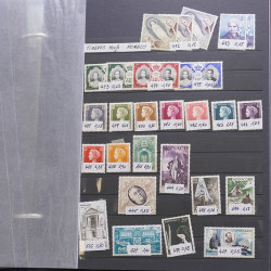 Vrac philatélique de timbres du monde neufs et oblitérés en un carton.