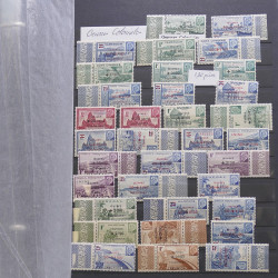 Vrac philatélique de timbres du monde neufs et oblitérés en un carton.