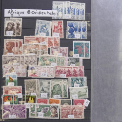 Vrac philatélique de timbres du monde neufs et oblitérés en un carton.