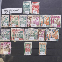 Vrac philatélique de timbres du monde neufs et oblitérés en un carton.