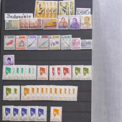 Vrac philatélique de timbres du monde neufs et oblitérés en un carton.