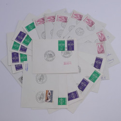 Vrac philatélique de timbres du monde neufs et oblitérés en un carton.