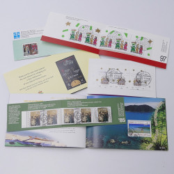 Vrac philatélique de timbres du monde neufs et oblitérés en un carton.