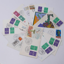 Vrac philatélique de timbres du monde neufs et oblitérés en un carton.