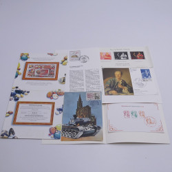 Vrac philatélique de timbres du monde neufs et oblitérés en un carton.