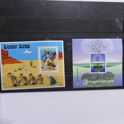 Vrac philatélique de timbres du monde neufs et oblitérés en un carton.